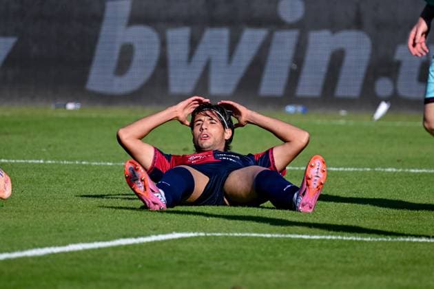 Cagliari s Gennaro Borrelli in action during the Serie A Enilive soccer match between Cagliari Calcio and Bologna at the Unipol Domus in Cagliari, Sardinia - Sunday, 19 october 2025. - Soccer  Copyright: x Â®xGianlucaxZuddas LaPressex