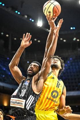 19 10 2025, xlakx, Basketball easyCredit BBL Pokal Round of 16, Alba Berlin Ratiopharm Ulm v l Malik Osborne Ratiophram Ulm , Norris Agbakoko Alba Berlin duel, duel, fight, tackle Berlin Daniel Lakomski