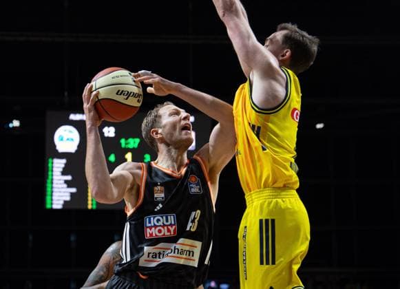 Basketball, Men, Season 2025 2026, BBL Cup Round of 16 , Alba Berlin ratiopharm Ulm, f l Christian Sengfelder Ulm , Moses Wood Alba , 19 10 2025, Copyright: xSebastianxRäppold MatthiasxKochx