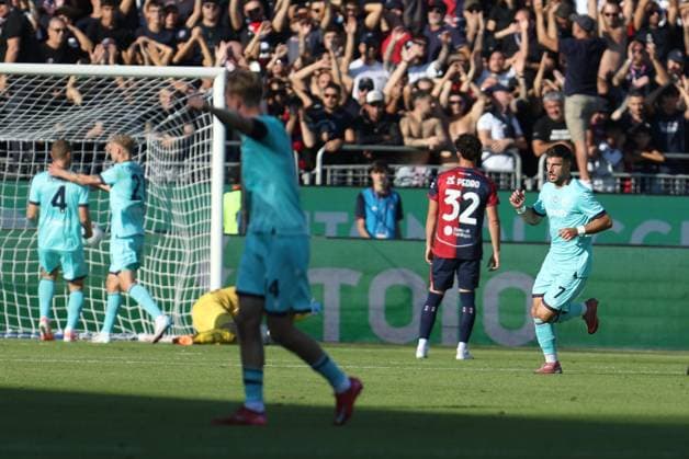 October 19, 2025, Cagliari: Bologna s Riccardo Orsolini jubilates after scoring the goal (0-2) during the Italian Serie A soccer match Cagliari calcio vs Bologna FC at the Unipol Domus in Cagliari, Italy, 19 October 2025 .ANSA FABIO MURRU. Soccer; Serie A:Cagliari Vs Bologna  - ZUMAa110 20251019_zaf_a110_033 Copyright: xFabioxMurrux