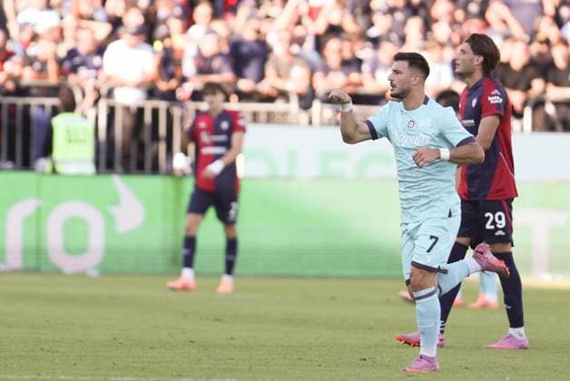 October 19, 2025, Cagliari: Bologna s Riccardo Orsolini jubilates after scoring the goal (0-2) during the Italian Serie A soccer match Cagliari calcio vs Bologna FC at the Unipol Domus in Cagliari, Italy, 19 October 2025 .ANSA FABIO MURRU. Soccer; Serie A:Cagliari Vs Bologna  - ZUMAa110 20251019_zaf_a110_034 Copyright: xFabioxMurrux