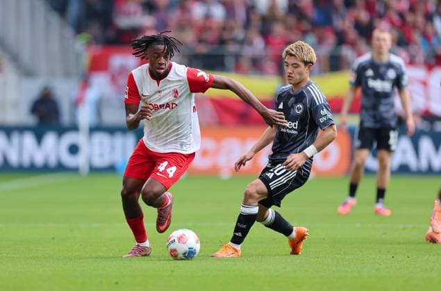 19 10 2025, Soccer Bundesliga, SC Freiburg Eintracht Frankfurt, v l , Johan Manzambi SC Freiburg , Ritsu Doan Eintracht Frankfurt DFL DFB REGULATIONS PROHIBIT ANY USE OF PHOTOGRAPHS AS IMAGE SEQUENCES AND OR QUASI VIDEO xdcx Copyright: HMBxMedia Claus