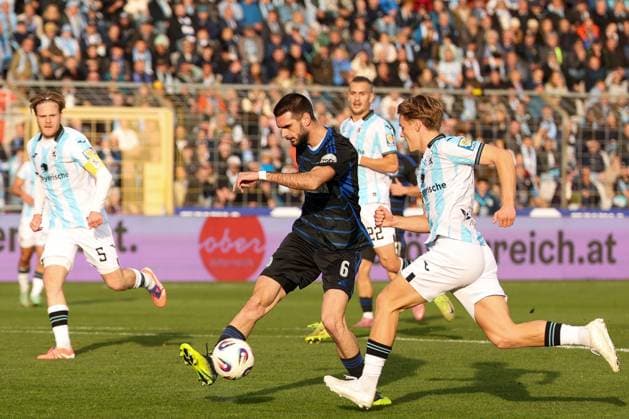 Rasim Bulic 6 MSV Duisburg klaert vor Clemens Lippmann 41 TSV 1860 Muenchen , TSV 1860 Muenchen vs MSV Duisburg, DFL, Dritte Liga, Saison 2025 2026, Stadion an der Gruenwalder Strasse, Hinrunde, 11 Spieltag, 19 10 2025 DFB regulations prohibit any use of photographs as image sequences and or quasi video Muenchen Bayern Deutschland Copyright: xkolbert-press MartinxAgüerax