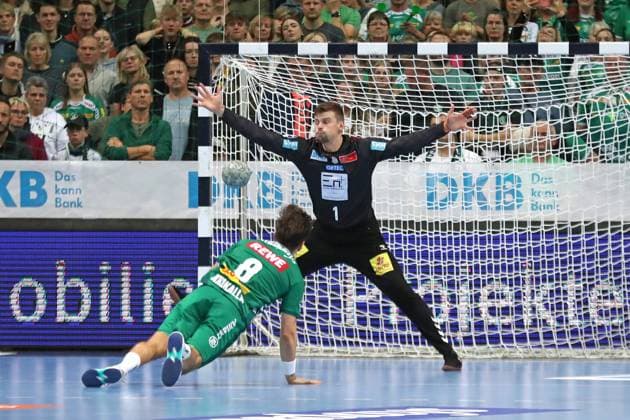 Handball DAIKIN HBL SC DHfK Leipzig SC Magdeburg 19 10 2025 Lucas Krzikalla 8, SC DHfK Leipzig scores a seven-meter goal Handball, DAIKIN HBL, 1 Bundesliga, Saison 2025 2026, 9 Spieltag SC DHfK Leipzig vs SC Magdeburg am 19 10 2025 in der Quarterback Immobilien Arena Leipzig Copyright: xBEAUTIFULxSPORTS JanxKaeferx