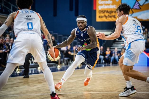 Rostock, Germany October 19, 2025 1 BBL 2025 2026 Rostock Seawolves vs Science City Jena In the picture 2 from left TJ Crockett Jr ROSTOCK SEAWOLVES Copyright: xFotostandx xVoelkerx