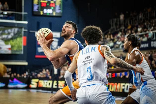 Rostock, Germany October 19, 2025 1 BBL 2025 2026 Rostock Seawolves vs Science City Jena In the picture from left Owen Klassen ROSTOCK SEAWOLVES , Tavian Dunn Martin Science City Jena Copyright: xFotostandx xVoelkerx