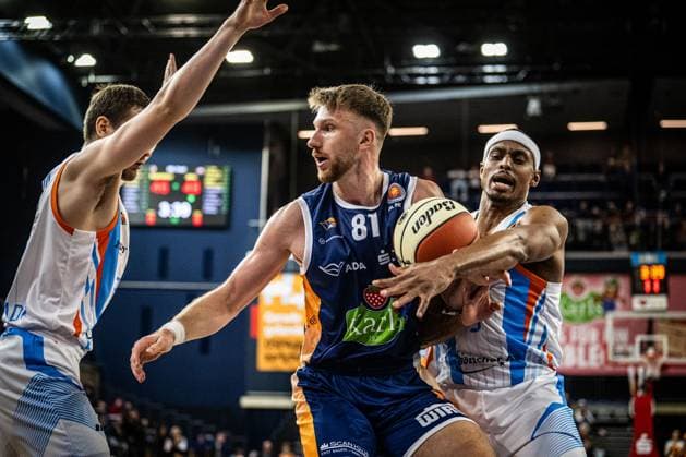 Rostock, Germany 19 October 2025 1 BBL 2025 2026 Rostock Seawolves vs Science City Jena In the picture 2 from left Andy van Vliet ROSTOCK SEAWOLVES and Chris Carter Science City Jena Copyright: xFotostandx xVoelkerx