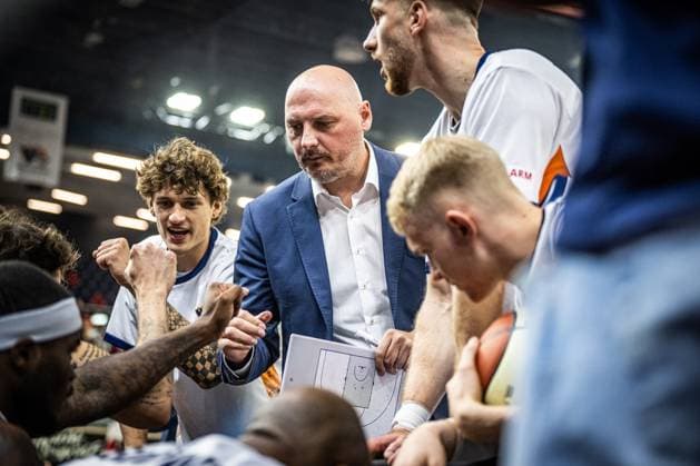 Rostock, Germany October 19, 2025 1 BBL 2025 2026 Rostock Seawolves vs Science City Jena In the picture 2 from left Przemyslaw Frasunkiewicz ROSTOCK SEAWOLVES during a timeout Copyright: xFotostandx xVoelkerx
