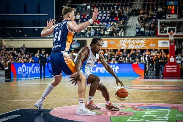 Rostock, Germany October 19, 2025 1 BBL 2025 2026 Rostock Seawolves vs Science City Jena Pictured from left in a duel Andy van Vliet ROSTOCK SEAWOLVES and Keith Braxton JR Science City Jena Copyright: xFotostandx xVoelkerx