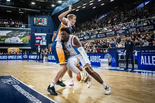 Rostock, Germany 19 October 2025 1 BBL 2025 2026 Rostock Seawolves vs Science City Jena In the picture from left in the duel Bent Leuchten ROSTOCK SEAWOLVES and Great Osobor Science City Jena Copyright: xFotostandx xVoelkerx