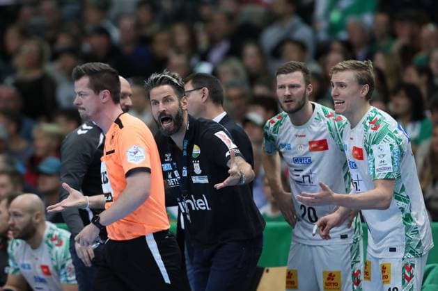 19 10 2025, xtgx, Handball, Daikin HBL, SC DHfK Leipzig SC Magdeburg v l Bennet Wiegert Magdeburg, Coach Complains, complains, scolds Leipzig