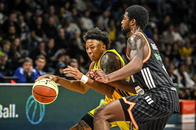 19 10 2025, xlakx, Basketball easyCredit BBL Pokal Round of 16, Alba Berlin Ratiopharm Ulm v l Boogie Ellis Alba Berlin , Malik Osborne Ratiophram Ulm duel, duel, fight, tackle Berlin Daniel Lakomski