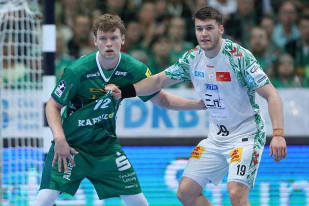 19 10 2025, xtgx, Handball, Daikin HBL, SC DHfK Leipzig SC Magdeburg v l Tim Hertzfeld Leipzig, 72 , Elvar Orn Jonsson Magdeburg, 19 duel, duel, fight, tackle Leipzig
