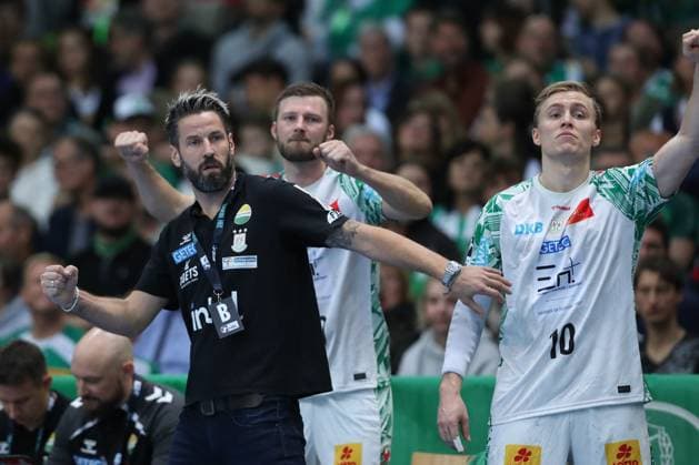 19 10 2025, xtgx, Handball, Daikin HBL, SC DHfK Leipzig SC Magdeburg v l Bennet Wiegert Magdeburg, Coach , Gisli Thorgeir Kristjansson Magdeburg, 10 jubilation, goal celebration, jubelt über das Tor, celebrate the goal, celebration Leipzig