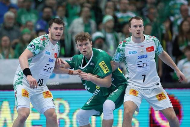 19 10 2025, xtgx, Handball, Daikin HBL, SC DHfK Leipzig SC Magdeburg v l Elvar Orn Jonsson Magdeburg, 19 , Tim Hertzfeld Leipzig, 72 , Felix Claar Magdeburg, 7 duel, duel, fight, tackle Leipzig