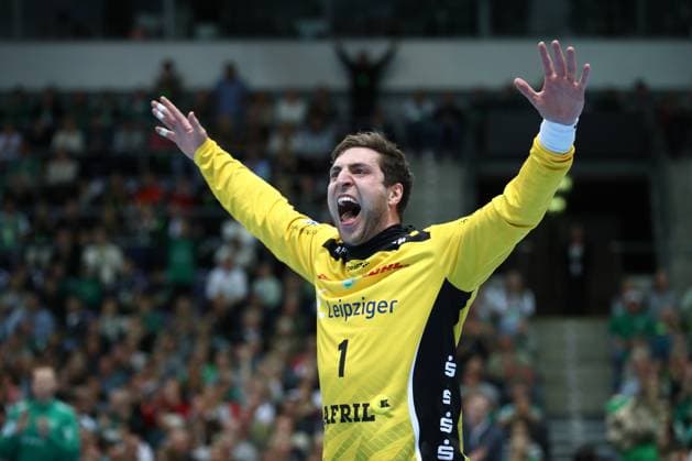 19 10 2025, xtgx, Handball, Daikin HBL, SC DHfK Leipzig SC Magdeburg v l Domenico Ebner Leipzig, 1 cheers over held ball, defended, held, Torhueter Leipzig