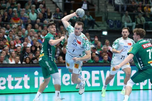 19 10 2025, xtgx, Handball, Daikin HBL, SC DHfK Leipzig SC Magdeburg v l Felix Claar Magdeburg, 7 wirft Tor, Torschuetze, erzielt Tor, Treffer, scores the goal Leipzig