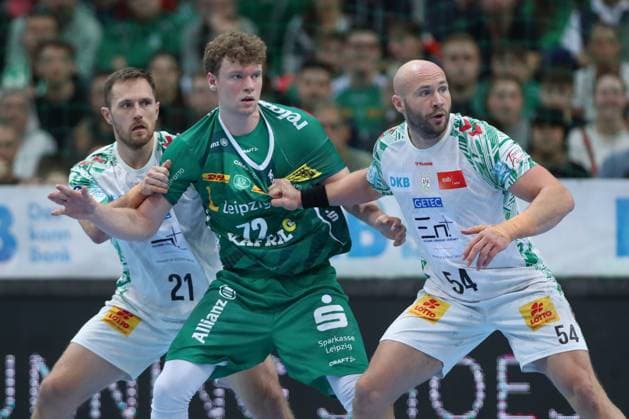 19 10 2025, xtgx, Handball, Daikin HBL, SC DHfK Leipzig SC Magdeburg v l Albin Lagergren Magdeburg, 21 , Tim Hertzfeld Leipzig, 72 , Oscar Bergendahl Magdeburg, 54 duel, duel, fight, tackle Leipzig