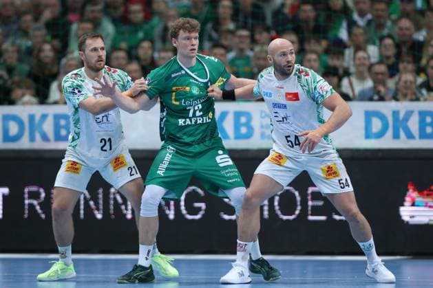 19 10 2025, xtgx, Handball, Daikin HBL, SC DHfK Leipzig SC Magdeburg v l Albin Lagergren Magdeburg, 21 , Tim Hertzfeld Leipzig, 72 , Oscar Bergendahl Magdeburg, 54 duel, duel, fight, tackle Leipzig