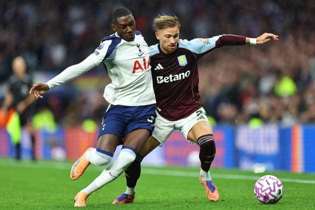 Randal Kolo Muani of Tottenham Hotspur competes for the ball with Matty Cash of Aston Villa Tottenham Hotspur v Aston Villa, Premier League, Football, Tottenham Hotspur Stadium, London, UK - 19 Oct 2025London Tottenham Hotspur Stadium United Kingdom EDITORIAL USE ONLY No use with unauthorised audio, video, data, fixture lists, club league logos or live services. Online in-match use limited to 120 images, no video emulation. No use in betting, games or single club league player publications. Copyright: xMichaelxZemanek Shutterstockx 15545865am