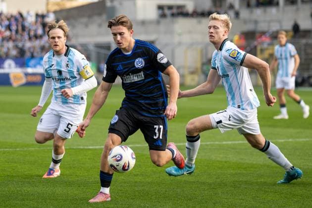 Thore Jacobson 5 TSV 1860 Muenchen , Patrick Sussek 37 MSV Duisburg , Raphael Schifferl 37 TSV 1860 Muenchen , TSV 1860 Muenchen vs MSV Duisburg, 3 Liga, 11 Spieltag, 19 10 2025 DFB regulations prohibit any use of photographs as image sequences and or quasi video Muenchen Bayern Germany Copyright: xkolbert-press UlrichxGamelx