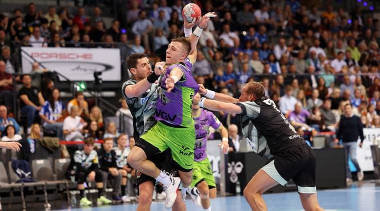 BAU 19 10 2025 Stuttgart Handball TVB Stuttgart vs Füchse Berlin, f l Mijajlo Marsenic, Simone Mengon Stuttgart , Max Darj Berlin ,