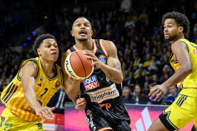 GER, Berlin, Basketball, Alba Berlin vs ratiopharm Ulm Round of 16 in the BBL Cup in the Max Schmeling Halle , BBL, in the picture from l Jack Kayil Alba Berlin , Nelson Weidemann Ulm, 0 , Norris Agbakoko Alba Berlin , duel, action, fight, fights for the ball, 19 10 2025 Copyright: HMBxMedia UwexKoch