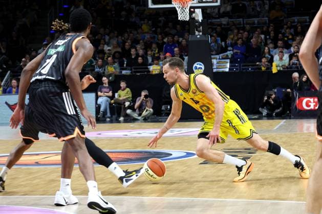 DEU, BBL POkal, ALBA vs Rathiofarm Ulm, 19 10 2025, Max Schmeling Halle, Berlin, DEU, BBL POkal, ALBA vs Rathiofarm Ulm, in the picture Martin Hermannsson ALBA Berlin 15 , Malik Osborne ratiopharm Ulm 10 nordphotoxGmbHx xEngler nph00076