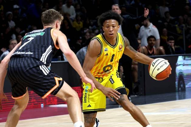 DEU, BBL POkal, ALBA vs Rathiofarm Ulm, 19 10 2025, Max Schmeling Halle, Berlin, DEU, BBL POkal, ALBA vs Rathiofarm Ulm, pictured Rejean Boogie Ellis ALBA Berlin 8 , Tobias Jensen ratiopharm Ulm 7 nordphotoxGmbHx xEngler nph00076