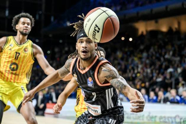 GER, Berlin, Basketball, Alba Berlin vs ratiopharm Ulm Round of 16 in the BBL Cup in the Max Schmeling Halle , BBL, in the picture from l Bryce Brown Ulm, 2 , duel, action, fight, fights for the ball, 19 10 2025 Copyright: HMBxMedia UwexKoch