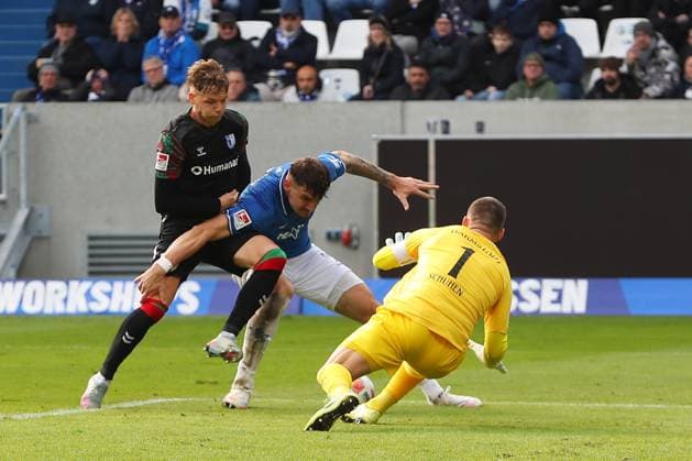 19 10 2025, xtvx, Fußball 2 Bundesliga, SV Darmstadt 98 1 FC Magdeburg v l Zweikampf, Duell, duel, tackle, compete Philipp Hercher 1 FC Magdeburg Matej Maglica SV Darmstadt 98 Goalkeeper Marcel Schuhen SV Darmstadt 98 DFL DFB REGULATIONS PROHIBIT ANY USE OF PHOTOGRAPHS as IMAGE SEQUENCES and or QUASI VIDEO Darmstadt