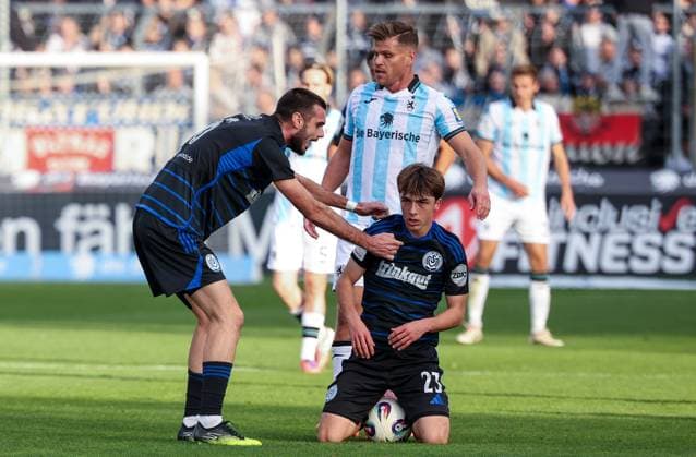Rasim Bulic 6 MSV Duisburg , left, cheers on Simon Symalla 23 MSV Duisburg, with Florian Niederlechner 7 TSV 1860 Muenchen , TSV 1860 Muenchen vs MSV Duisburg, DFL, Dritte Liga, Saison 2025 2026, Stadion an der Gruenwalder Strasse, Hinrunde, 11 Spieltag, 19 10 2025 DFB regulations prohibit any use of photographs as image sequences and or quasi video Muenchen Bayern Deutschland Copyright: xkolbert-press MartinxAgüerax