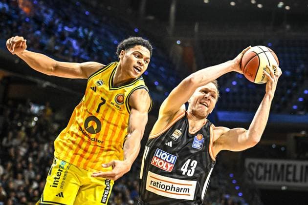 19 10 2025, xlakx, Basketball easyCredit BBL Pokal Round of 16, Alba Berlin Ratiopharm Ulm v l Jack Kayil Alba Berlin , Christian Sengfelder Ratiophram Ulm duel, duel, fight, tackle Berlin Daniel Lakomski