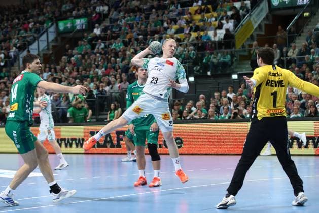 19 10 2025, xtgx, Handball, Daikin HBL, SC DHfK Leipzig SC Magdeburg v l Magnus Saugstrup Magdeburg, 23 throws goal, Torschuetze, scores goal, Treffer, scores the goal Leipzig