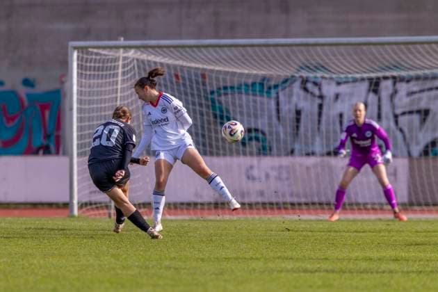 Ingolstadt, Germany 19 October 2025 2 BL Women 2025 2026 FC Ingolstadt 04 vs Eintracht Frankfurt II In the picture from left Nina Penzkofer FCI with the chance to score 1 0 Audi Sportpark Bayern Copyright: xFotostandx xSchäferx