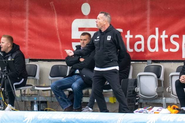 Head coach Markus Kauczinski TSV 1860 Muenchen gives instructions, TSV 1860 Muenchen vs MSV Duisburg, 3 Liga, 11 Matchday, 19 10 2025 DFB regulations prohibit any use of photographs as image sequences and or quasi video Muenchen Bayern Germany Copyright: xkolbert-press UlrichxGamelx