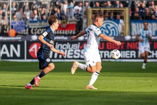 left to right Simon Symalla 23 MSV Duisburg in duel with Florian Niederlechner 7 TSV 1860 Muenchen , TSV 1860 Muenchen vs MSV Duisburg, DFL, Dritte Liga, Saison 2025 2026, Stadion an der Gruenwalder Strasse, Hinrunde, 11 Spieltag, 19 10 2025 DFB regulations prohibit any use of photographs as image sequences and or quasi video Muenchen Bayern Deutschland Copyright: xkolbert-press MartinxAgüerax