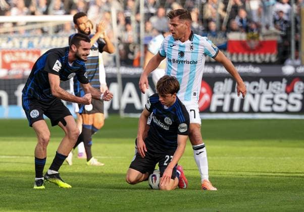 Rasim Bulic 6 MSV Duisburg , left, cheers on Simon Symalla 23 MSV Duisburg, with Florian Niederlechner 7 TSV 1860 Muenchen , TSV 1860 Muenchen vs MSV Duisburg, DFL, Dritte Liga, Saison 2025 2026, Stadion an der Gruenwalder Strasse, Hinrunde, 11 Spieltag, 19 10 2025 DFB regulations prohibit any use of photographs as image sequences and or quasi video Muenchen Bayern Deutschland Copyright: xkolbert-press MartinxAgüerax