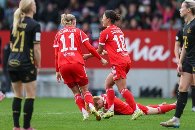 Celebration for the goal to 1 1 by Momoko Tanikawa FC Bayern Muenchen, 18 with Lea Schueller FC Bayern Muenchen, 11 , GER, FC Bayern Muenchen vs 1 FC Koeln, Football, Google Pixel Womens Bundesliga, Matchday 7, Season 2025 2026, 19 10 2025, DFL DFB REGULATIONS PROHIBIT ANY USE OF PHOTOGRAPHS as IMAGE SEQUENCES and or QUASI VIDEO, GER, FC Bayern Muenchen vs 1 FC Koeln, Football, Google Pixel Frauen Bundesliga, 7 Spieltag, Saison 2025 2026, 19 10 2025 Muenchen Copyright: xEibner-Pressefoto JennixMaulx EP_JML