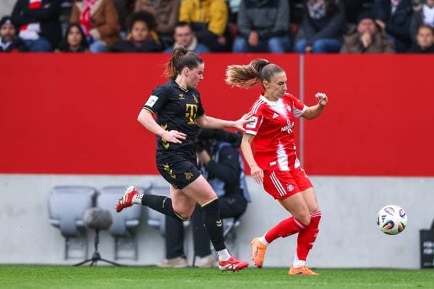 Katharina Naschenweng FC Bayern Muenchen, 19 with Adriana Achcinska 1 FC Koeln, 09 , GER, FC Bayern Muenchen vs 1 FC Koeln, Fußball, Google Pixel Frauen Bundesliga, 7 Spieltag, Saison 2025 2026, 19 10 2025, DFL DFB REGULATIONS PROHIBIT ANY USE OF PHOTOGRAPHS as IMAGE SEQUENCES and or QUASI VIDEO, GER, FC Bayern Muenchen vs 1 FC Koeln, Football, Google Pixel Frauen Bundesliga, 7 Spieltag, Saison 2025 2026, 19 10 2025 Muenchen Copyright: xEibner-Pressefoto JennixMaulx EP_JML