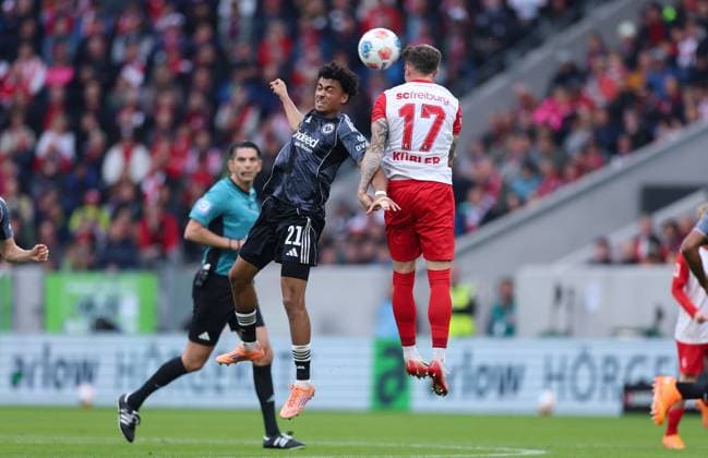 19 10 2025, Bundesliga, SC Freiburg Eintracht Frankfurt, v l , Nathaniel Brown Eintracht Frankfurt , Lukas Kübler SC Freiburg DFL DFB REGULATIONS PROHIBIT ANY USE OF PHOTOGRAPHS AS IMAGE SEQUENCES AND OR QUASI VIDEO xdcx Copyright: HMBxMedia Claus