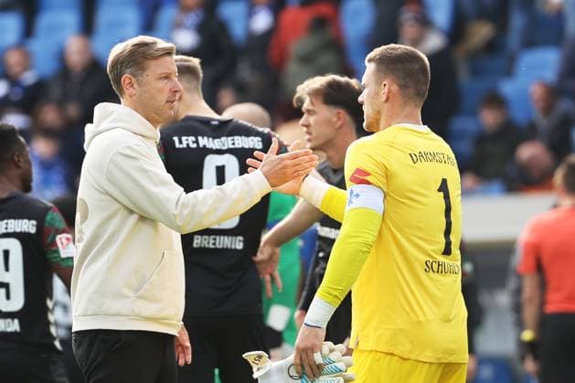 19 10 2025, xtvx, Fußball 2 Bundesliga, SV Darmstadt 98 1 FC Magdeburg v l nach dem Spiel, after the match Trainer Florian Kohfeldt SV Darmstadt 98 Torwart Marcel Schuhen SV Darmstadt 98 DFL DFB REGULATIONS PROHIBIT ANY USE OF PHOTOGRAPHS as IMAGE SEQUENCES and or QUASI VIDEO Darmstadt