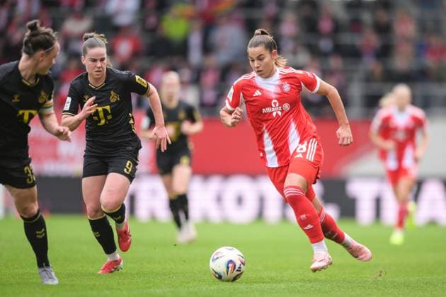 Soccer, Google Pixel Womens Bundesliga, 20251019, FC Bayern Munich 1 FC Cologne Pictured from left Adriana ACHCINSKA Cologne, 9 , Lena OBERDORF Bayern, 8 Dribbling ball Munich FC Bayern Campus Bayern Germany Copyright: Passion2Press MarkusxFischerx
