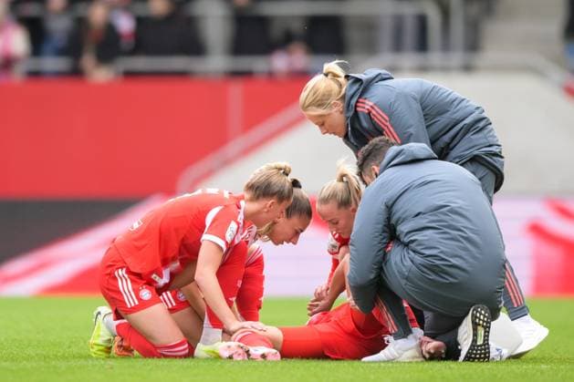 Soccer, Google Pixel Womens Bundesliga, 20251019, FC Bayern Munich 1 FC Cologne In the picture Lena OBERDORF Bayern, 8 battered on the ground, f l Giulia GWINN Bayern, 7 , Katharina NASCHENWENG Bayern, 19 , Lea SCHÜLLER Bayern, 11 worry Munich FC Bayern Campus Bayern Germany Copyright: Passion2Press MarkusxFischerx