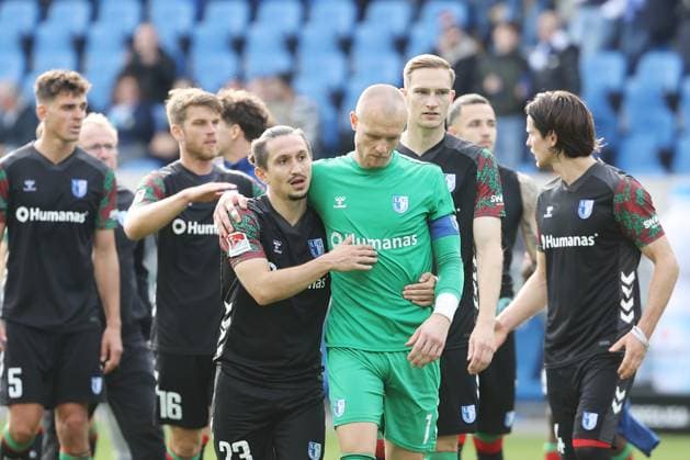 19 10 2025, xtvx, Fußball 2 Bundesliga, SV Darmstadt 98 1 FC Magdeburg v l nach dem Spiel, after the match Baris Atik 1 FC Magdeburg Torwart Dominik Reimann 1 FC Magdeburg DFL DFB REGULATIONS PROHIBIT ANY USE OF PHOTOGRAPHS as IMAGE SEQUENCES and or QUASI VIDEO Darmstadt