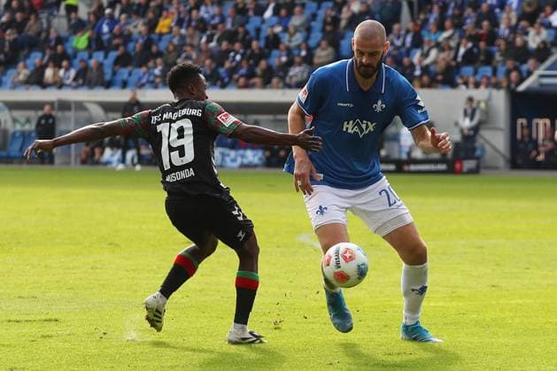 19 10 2025, xtvx, Fußball 2 Bundesliga, SV Darmstadt 98 1 FC Magdeburg v l Zweikampf, Duell, duel, tackle, compete Lubambo Musonda 1 FC Magdeburg Aleksandar Vukotic SV Darmstadt 98 DFL DFB REGULATIONS PROHIBIT ANY USE OF PHOTOGRAPHS as IMAGE SEQUENCES and or QUASI VIDEO Darmstadt
