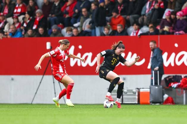 Adriana Achcinska 1 FC Koeln, 09 with Klara Buehl FC Bayern Muenchen, 17 , GER, FC Bayern Muenchen vs 1 FC Koeln, Football, Google Pixel Frauen Bundesliga, 7 Spieltag, Saison 2025 2026, 19 10 2025, DFL DFB REGULATIONS PROHIBIT ANY USE OF PHOTOGRAPHS as IMAGE SEQUENCES and or QUASI VIDEO, GER, FC Bayern Muenchen vs 1 FC Koeln, Football, Google Pixel Frauen Bundesliga, 7 Spieltag, Saison 2025 2026, 19 10 2025 Muenchen Copyright: xEibner-Pressefoto JennixMaulx EP_JML