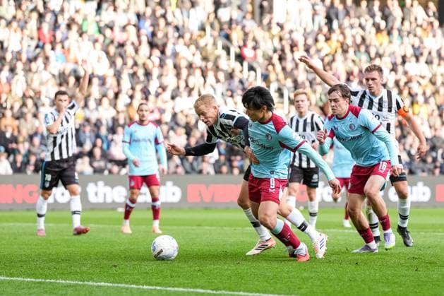 Eredivisie: Heracles Almelo v Feyenoord Rotterdam Almelo - Jannes Wieckhoff of Heracles Almelo, Ayase Ueda of Feyenoord during the ninth competition round of the 2025 2026 Eredivisie season. The match is set between Heracles Almelo and Feyenoord Rotterdam at Asito Stadion on 19 October 2025 in Almelo, The Netherlands. Copyright: xYannickxVerhoevenx