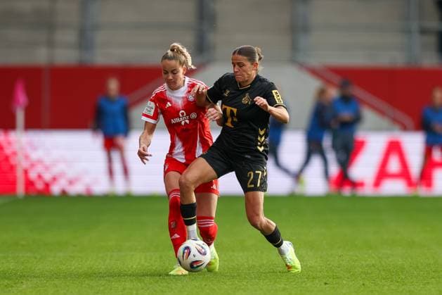 Giulia Gwinn FC Bayern Muenchen, 07 with Laura Feiersinger 1 FC Koeln, 27 , GER, FC Bayern Muenchen vs 1 FC Koeln, Football, Google Pixel Frauen Bundesliga, 7 Spieltag, Saison 2025 2026, 19 10 2025, DFL DFB REGULATIONS PROHIBIT ANY USE OF PHOTOGRAPHS as IMAGE SEQUENCES and or QUASI VIDEO, GER, FC Bayern Muenchen vs 1 FC Koeln, Football, Google Pixel Frauen Bundesliga, 7 Spieltag, Saison 2025 2026, 19 10 2025 Muenchen Copyright: xEibner-Pressefoto JennixMaulx EP_JML