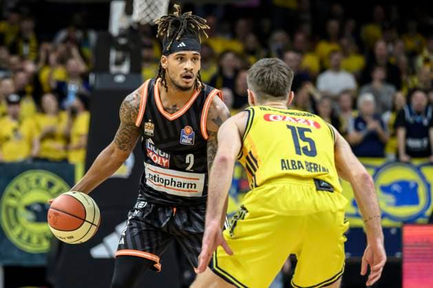 GER, Berlin, Basketball, Alba Berlin vs ratiopharm Ulm Round of 16 in the BBL Cup in the Max Schmeling Halle , BBL, in the picture from l Bryce Brown Ulm, 2 , Martin Hermannsson Alba Berlin , duel, action, fight, fights for the ball, 19 10 2025 Copyright: HMBxMedia UwexKoch